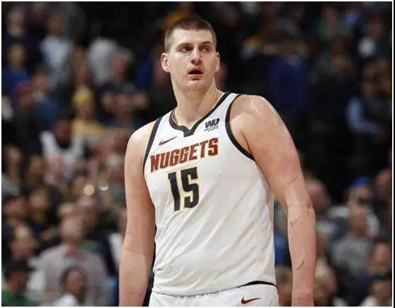  约基奇三双助掘金，主场大胜独行侠稳固西部榜首